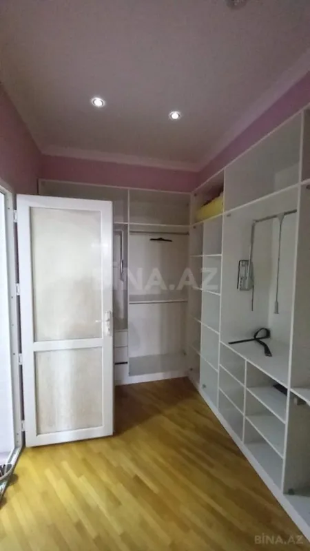 Satılır 4 otaqlı mənzil 210 m²