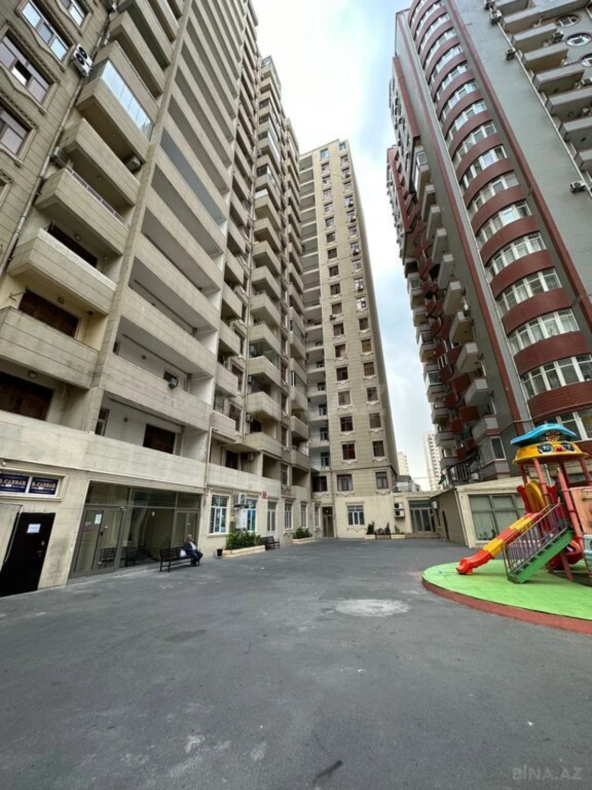 Satılır 3 otaqlı mənzil 147 m²