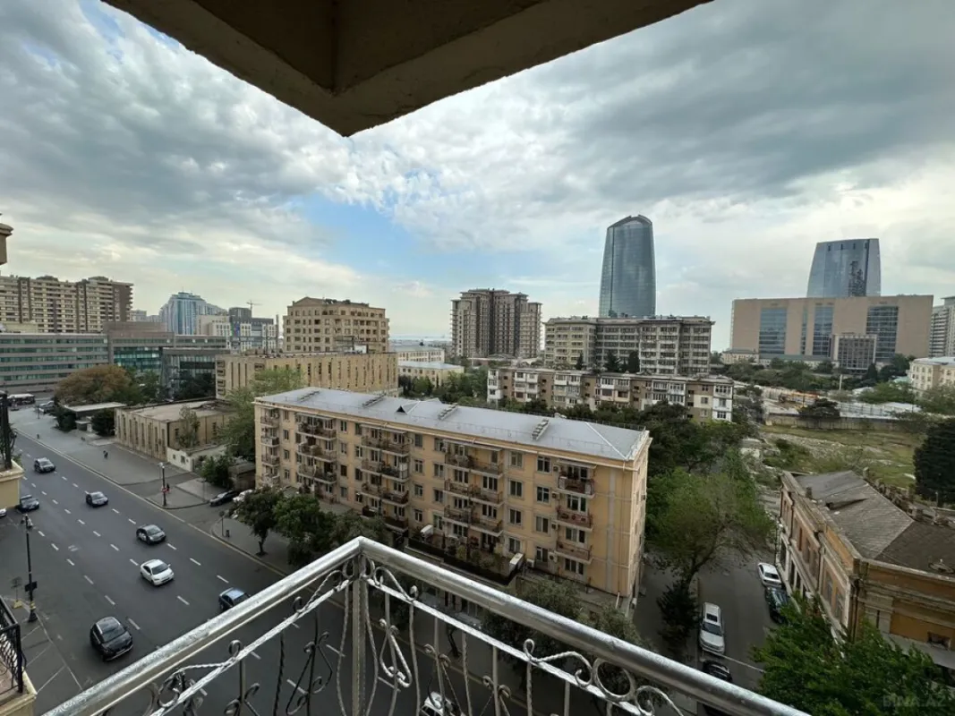 Satılır 3 otaqlı mənzil 147 m²