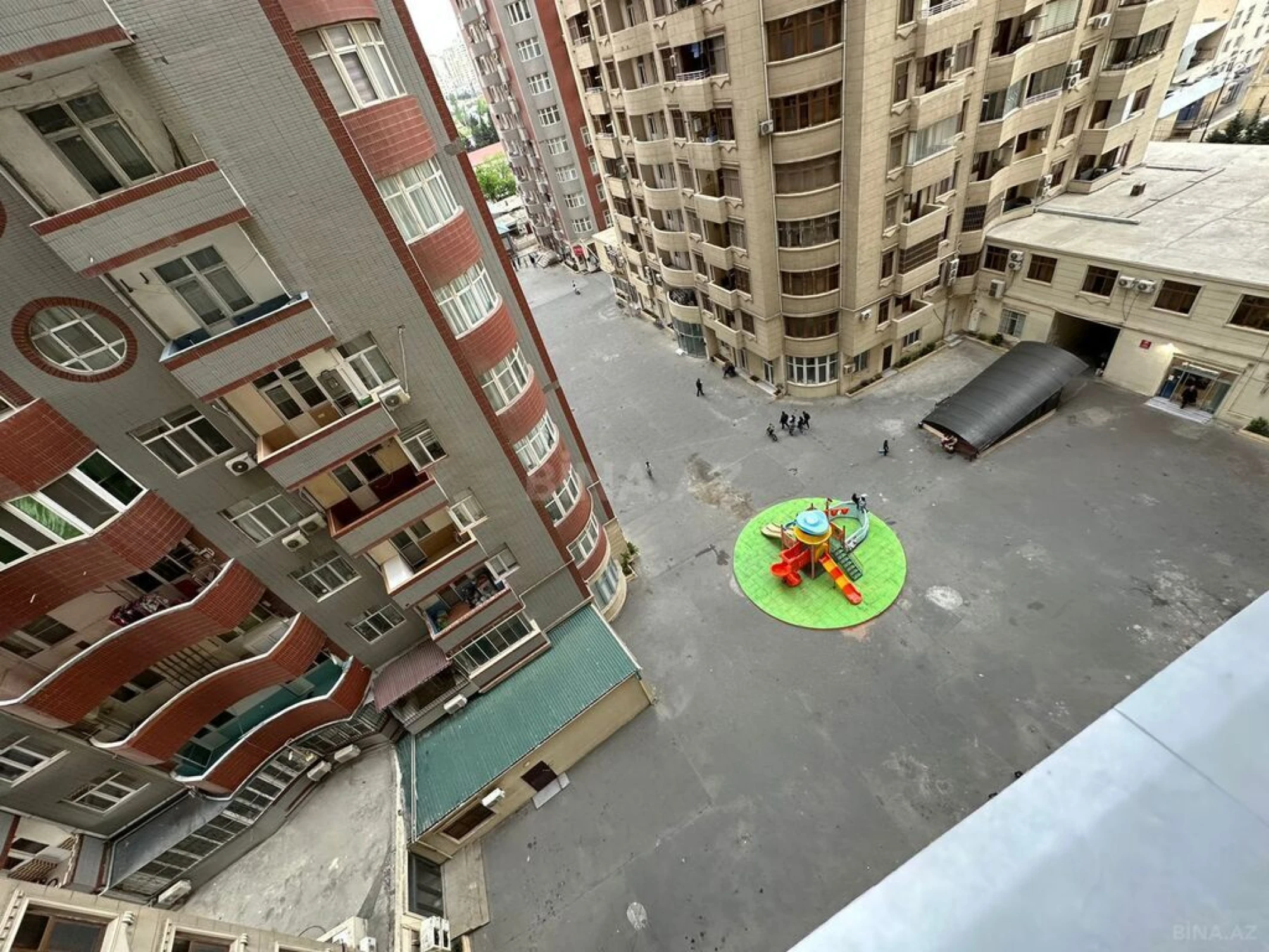 Satılır 3 otaqlı mənzil 147 m²