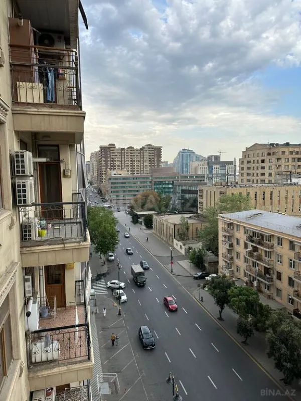 Satılır 3 otaqlı mənzil 147 m²