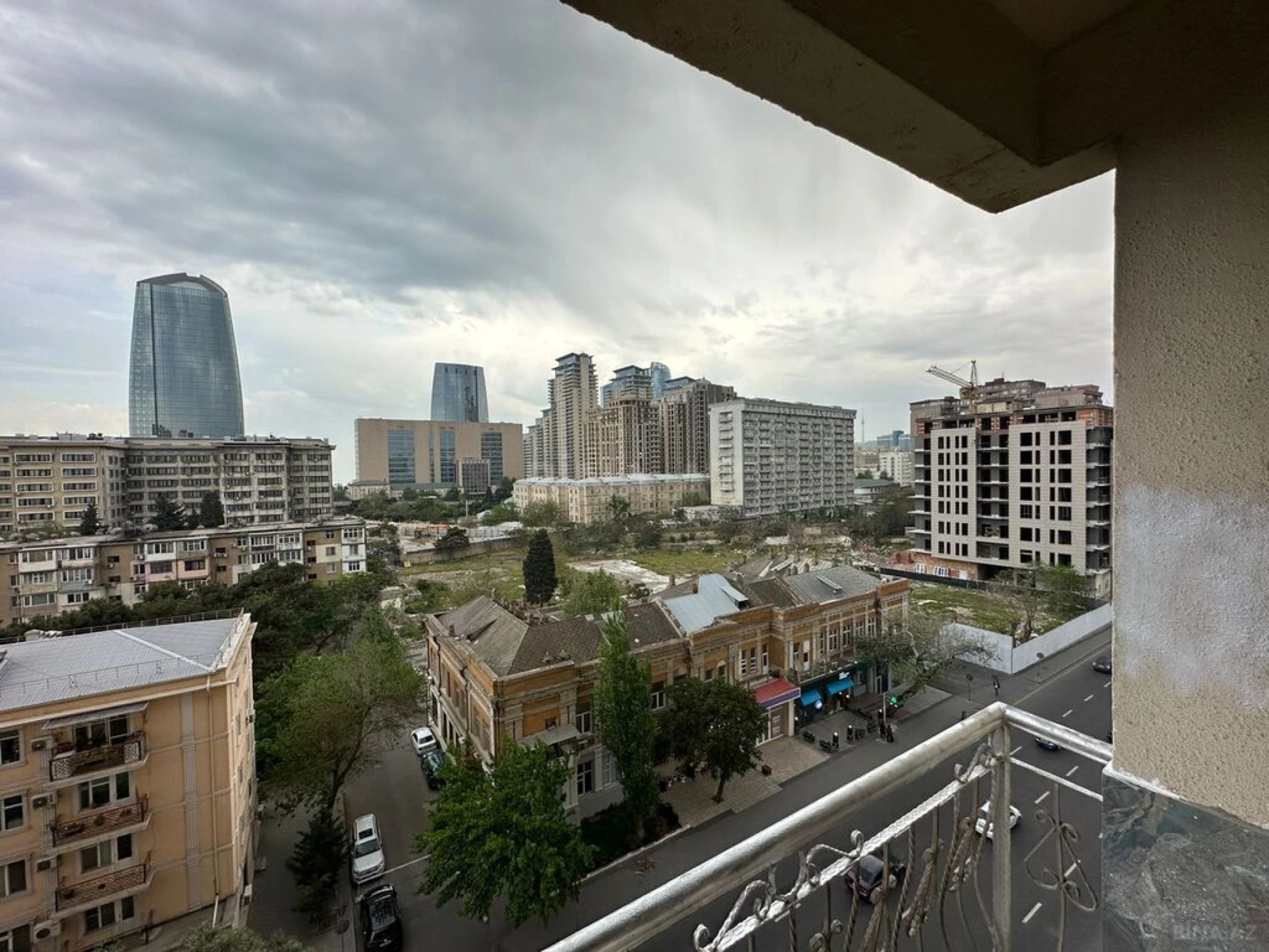 Satılır 3 otaqlı mənzil 147 m²