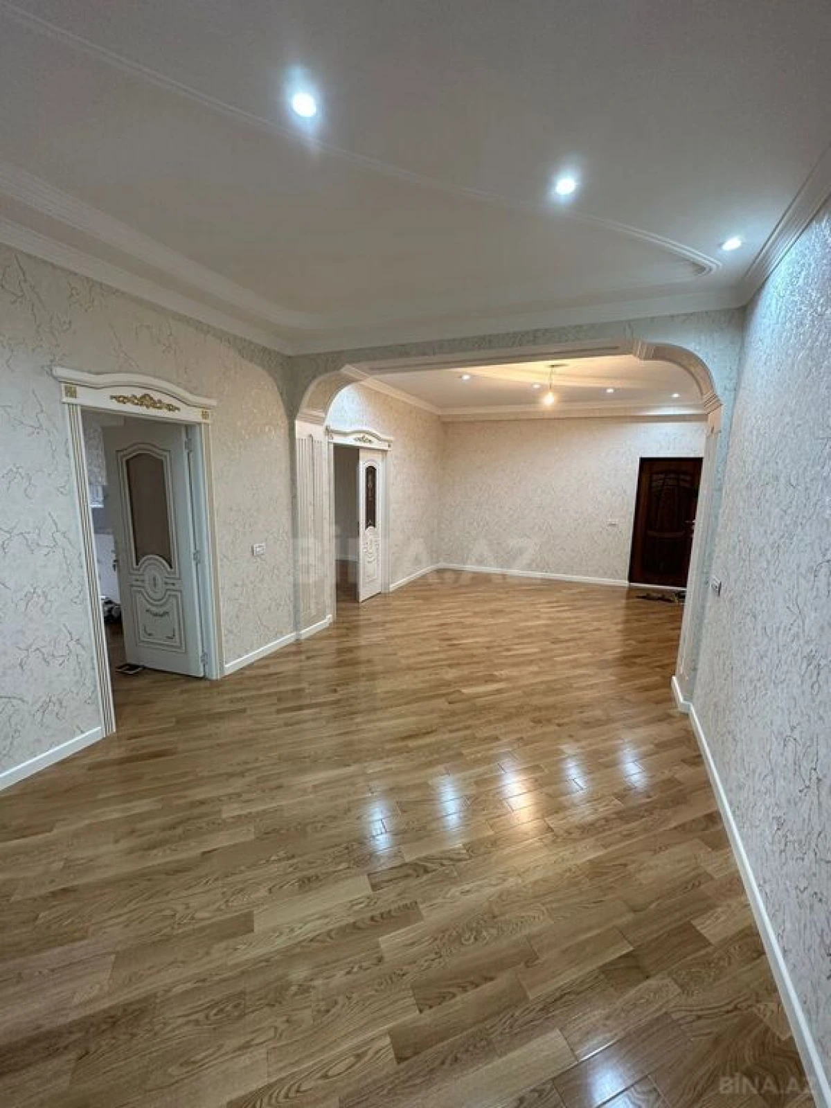Satılır 3 otaqlı mənzil 147 m²