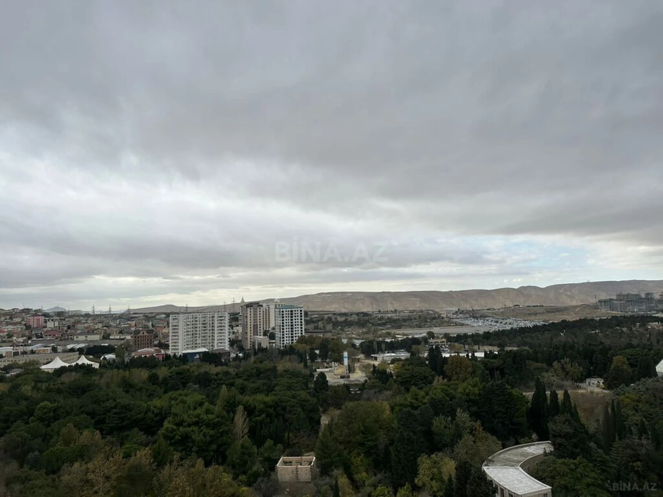 Satılır 3 otaqlı mənzil 138 m²