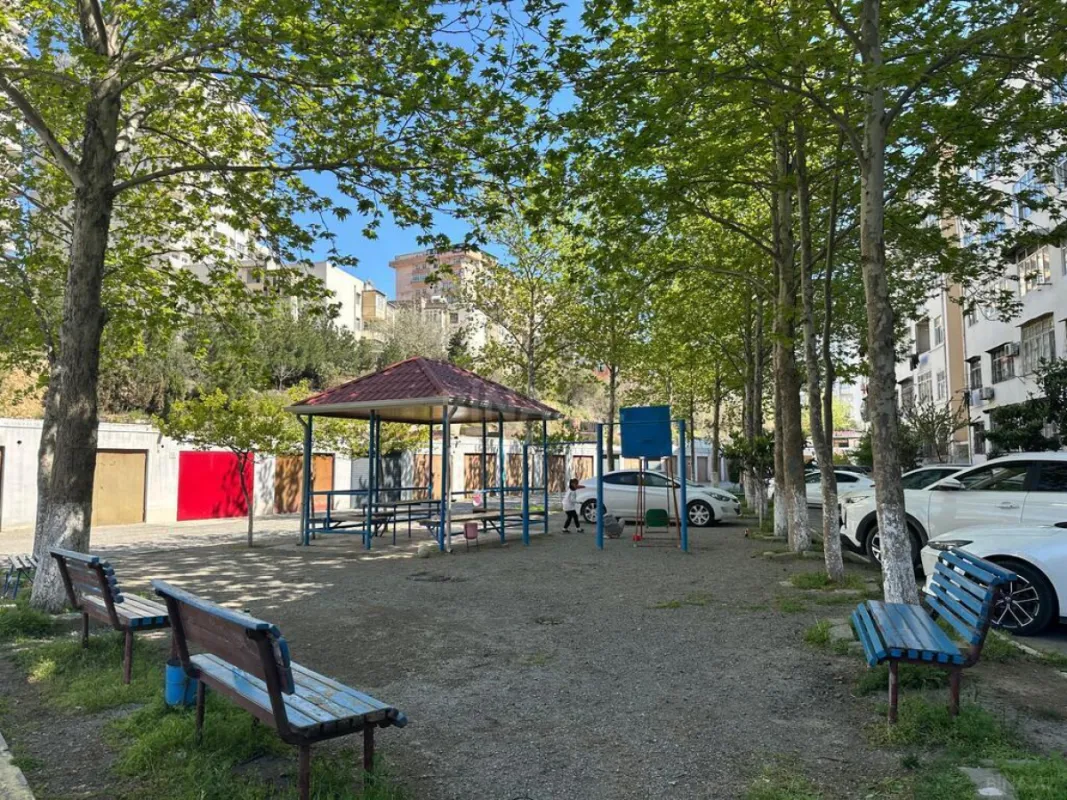 Satılır 4 otaqlı mənzil 110 m²