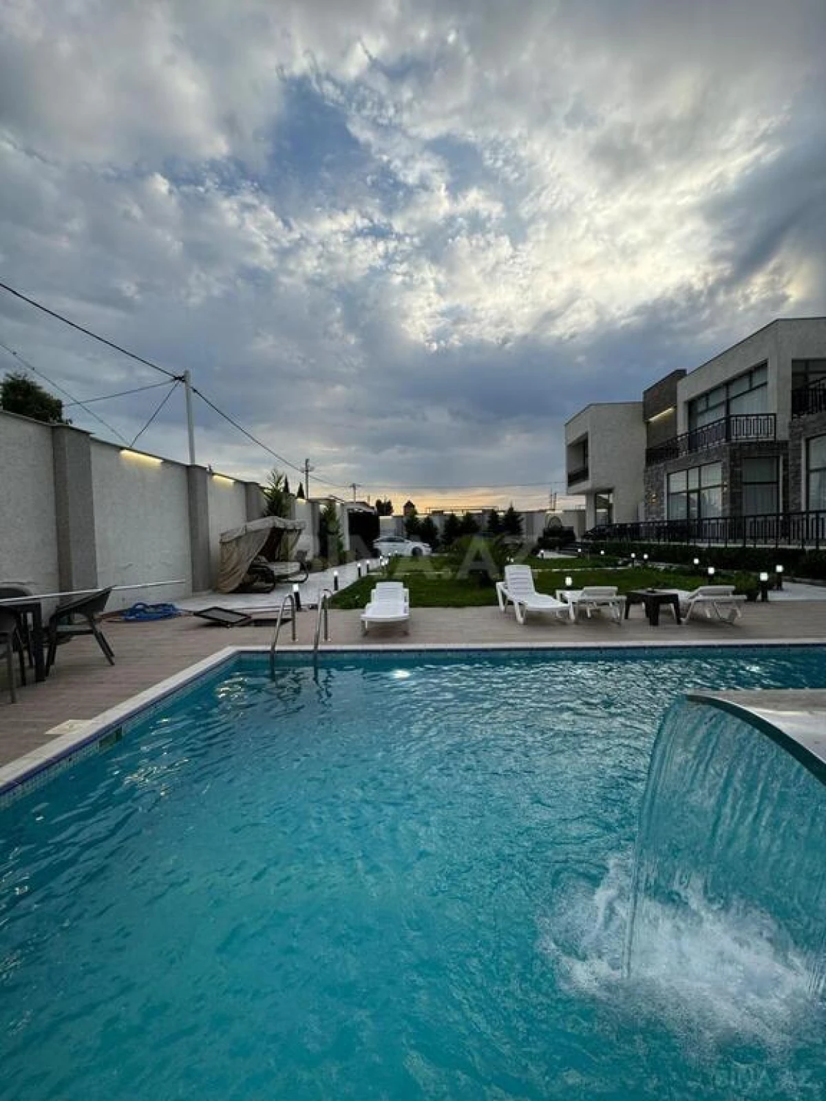 Kirayə verilir 5 otaqlı həyət evi 320 m²