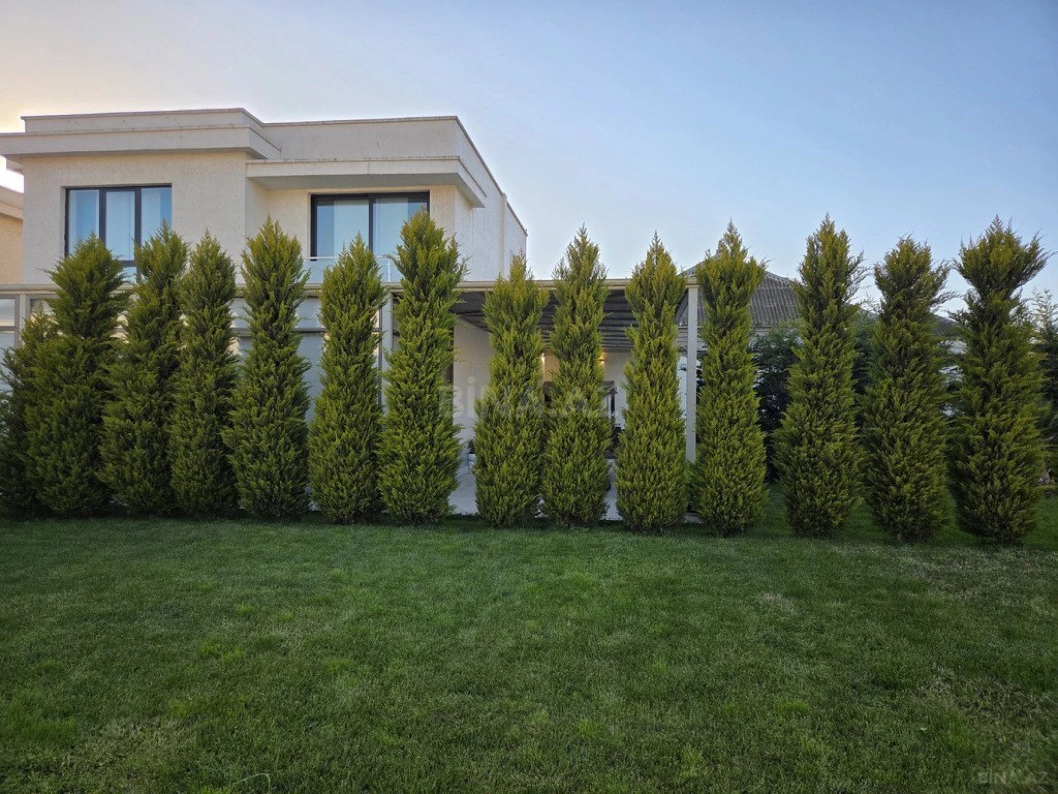 Kirayə verilir 6 otaqlı həyət evi 380 m²