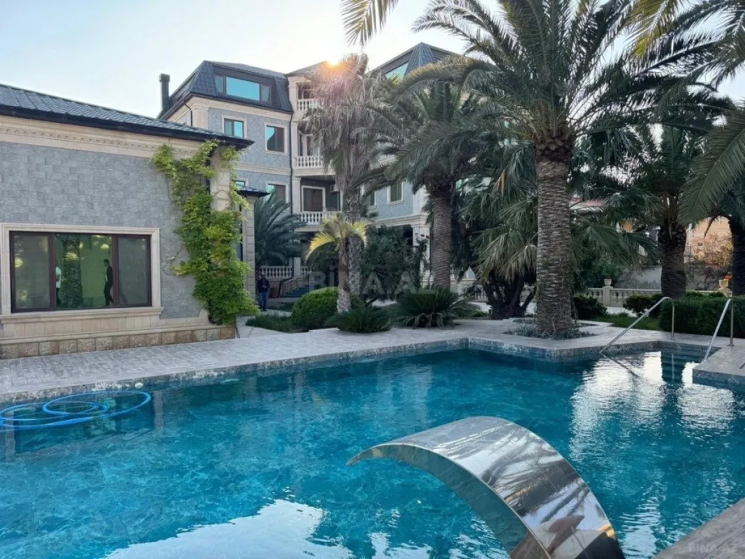 Kirayə verilir 10 otaqlı həyət evi 900 m²