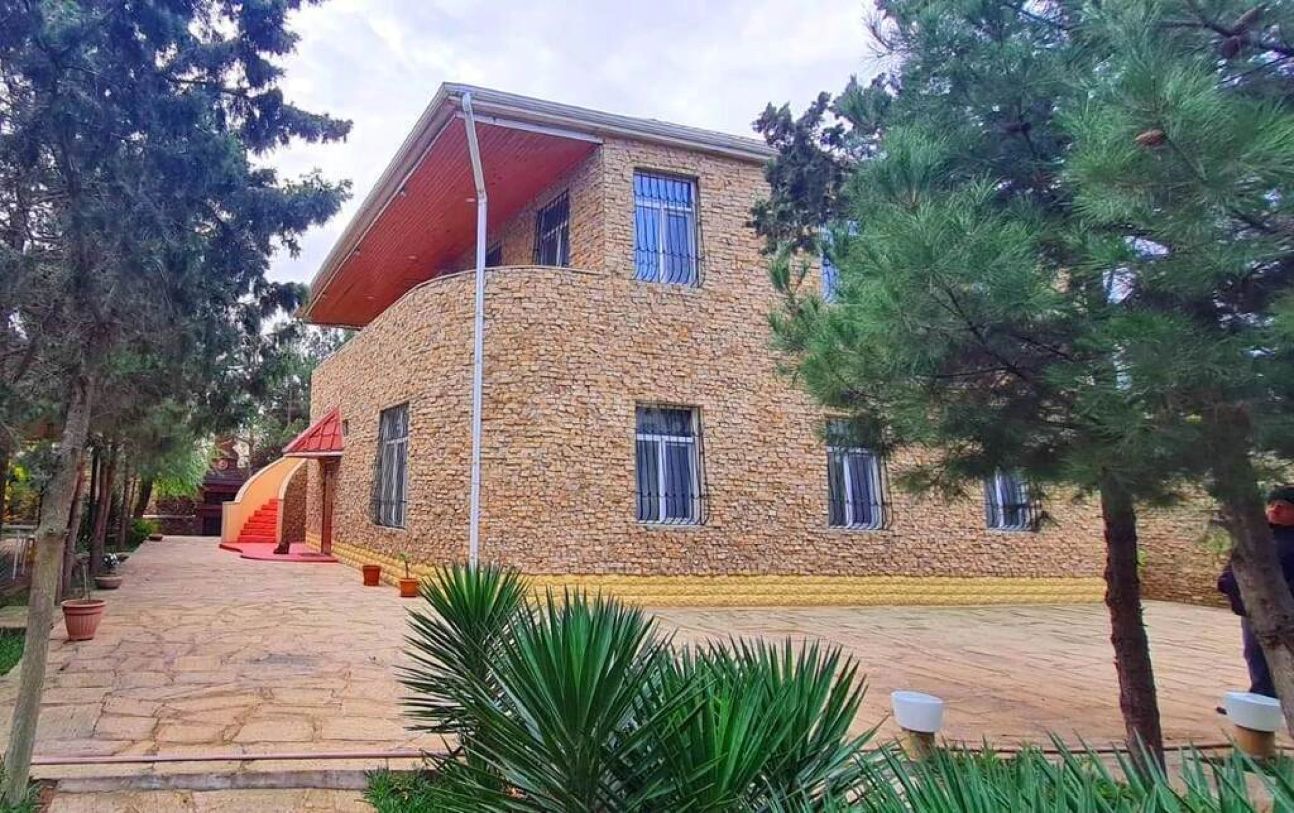 Satılır 7 otaqlı həyət evi 360 m²