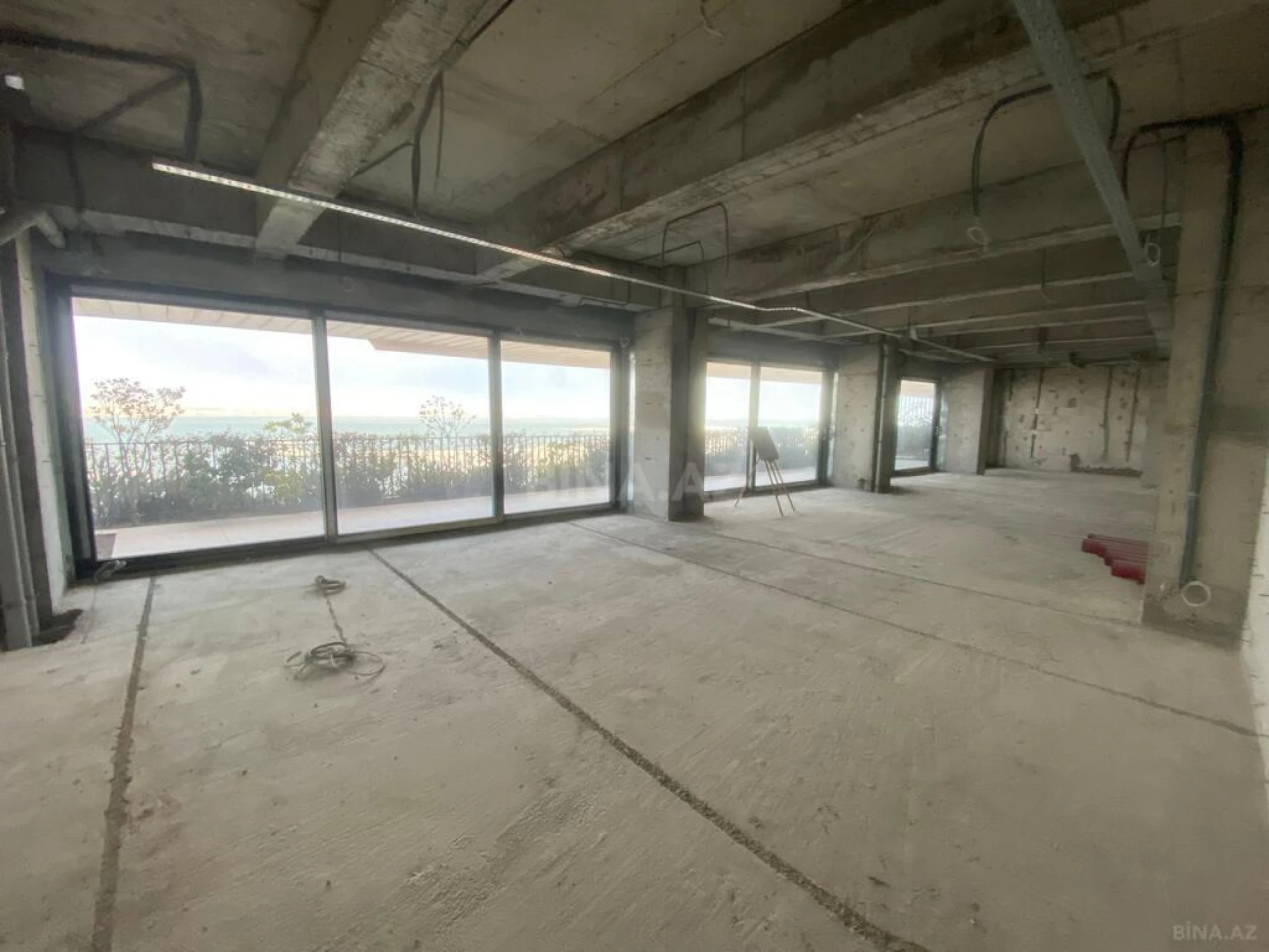 Satılır 4 otaqlı mənzil 249 m²
