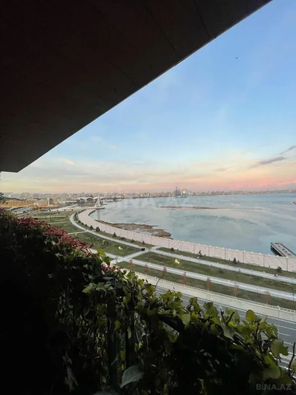 Satılır 5 otaqlı mənzil 288.8 m²