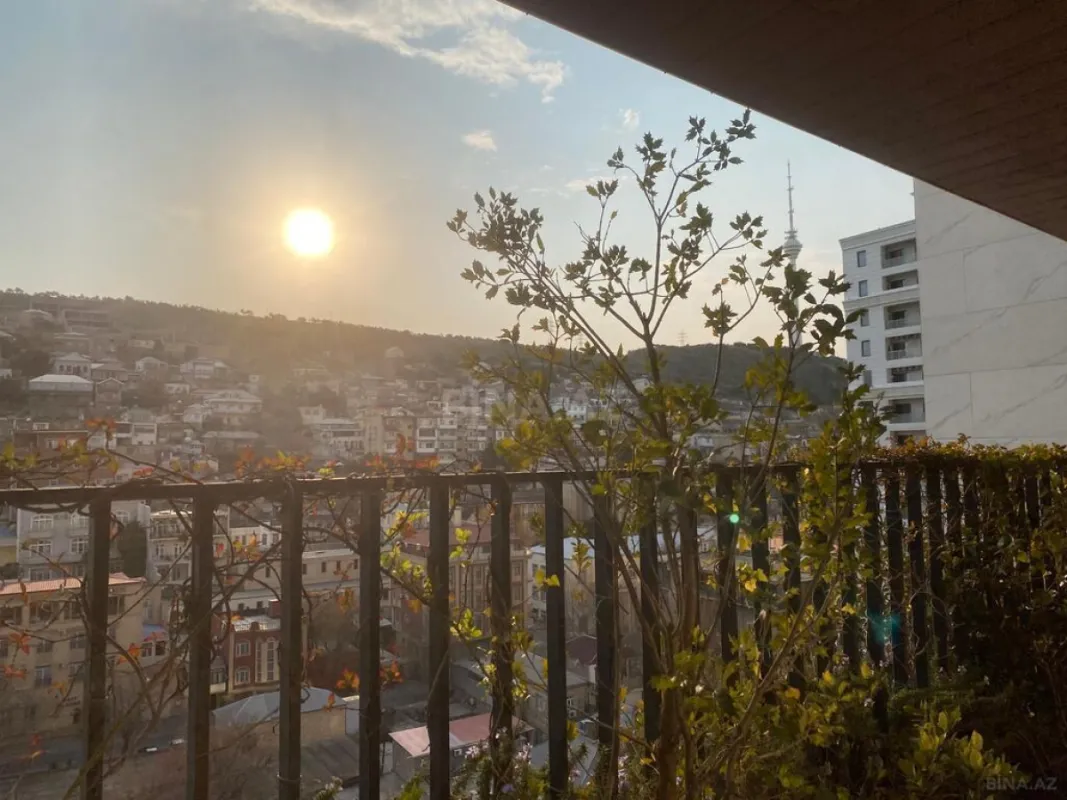 Satılır 5 otaqlı mənzil 288.8 m²