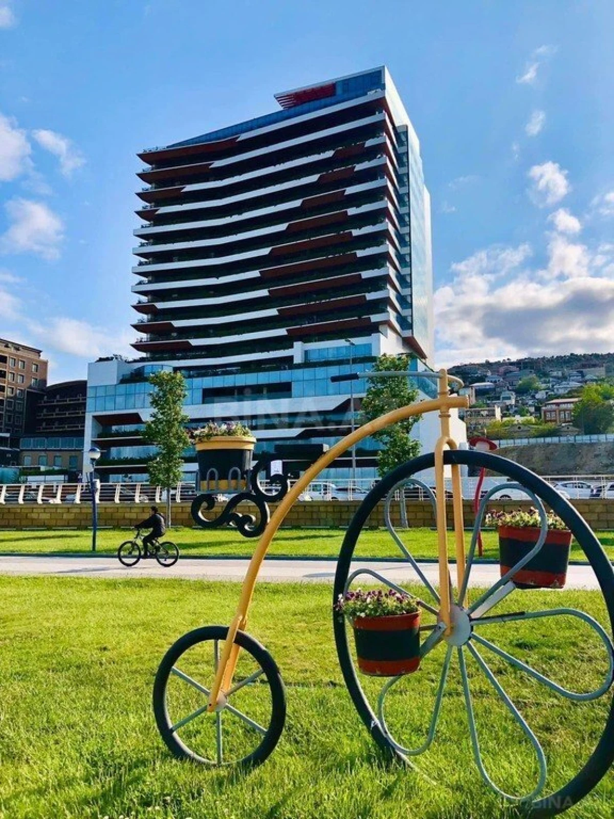 Satılır 5 otaqlı mənzil 288.8 m²