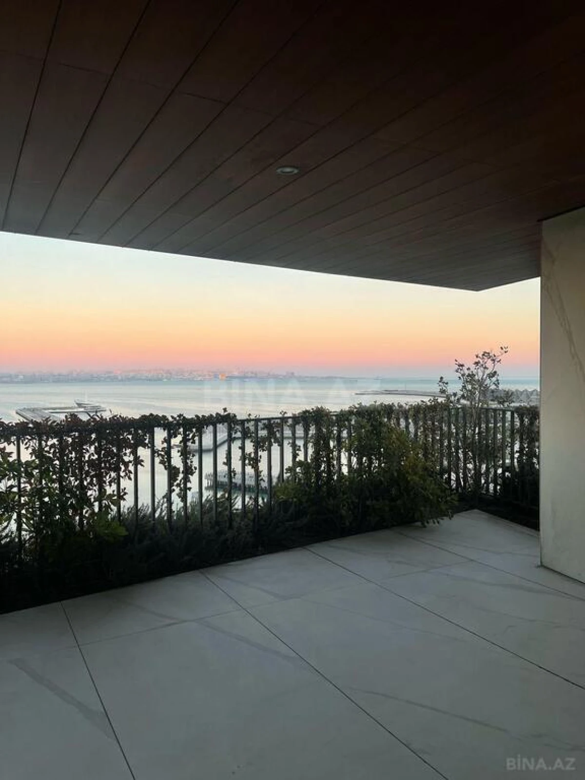 Satılır 5 otaqlı mənzil 288.8 m²