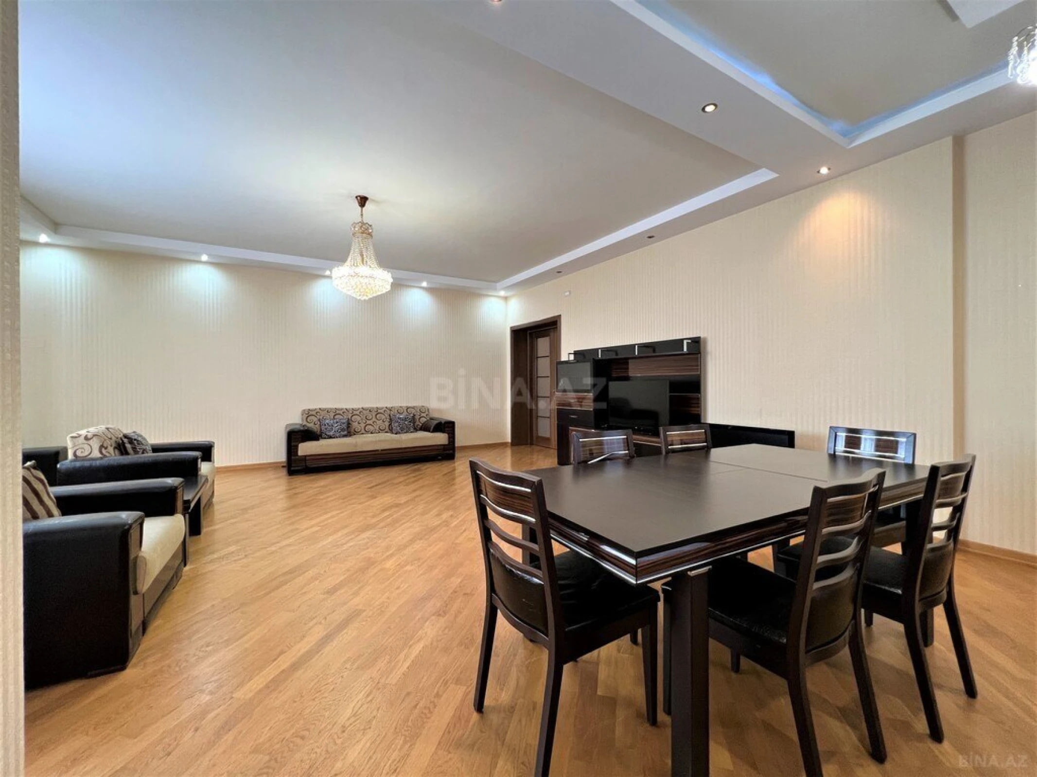 Kirayə verilir 4 otaqlı mənzil 230 m²