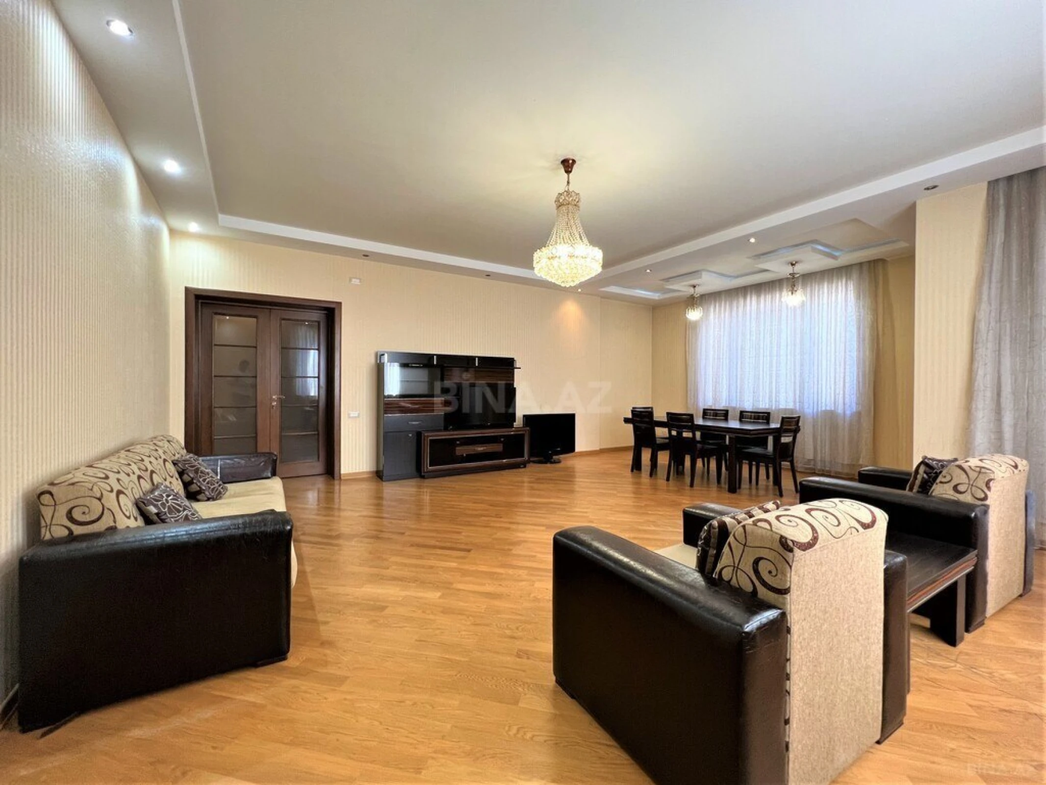 Kirayə verilir 4 otaqlı mənzil 230 m²