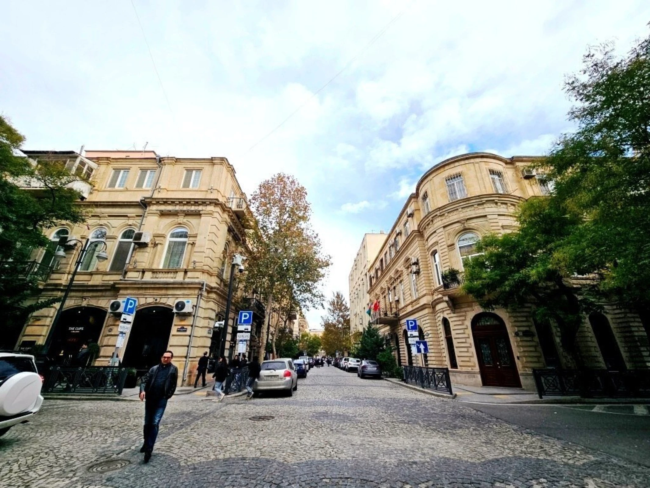 Satılır 4 otaqlı mənzil 166 m²