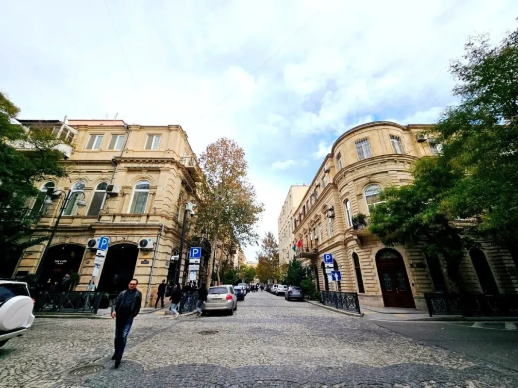 Satılır 4 otaqlı mənzil 166 m²