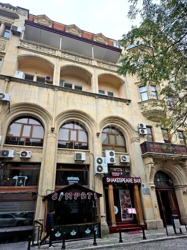 Satılır 4 otaqlı mənzil 166 m²