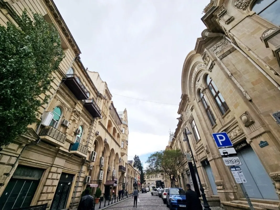 Satılır 4 otaqlı mənzil 166 m²