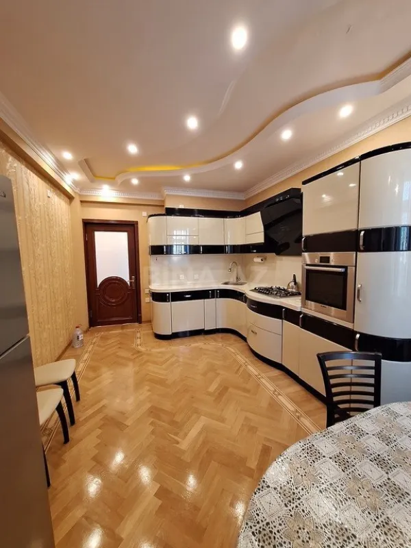 Satılır 3 otaqlı mənzil 150 m²