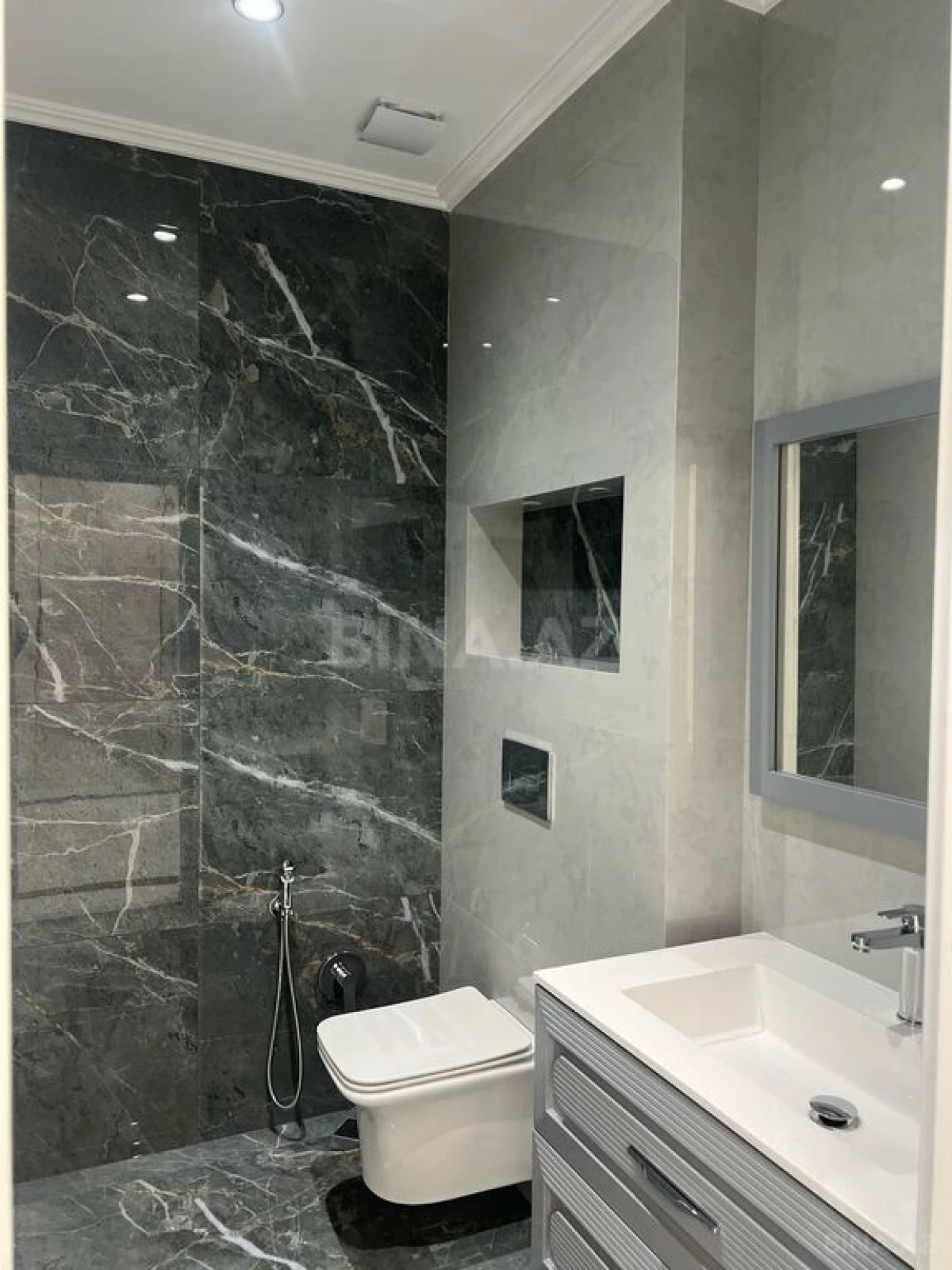 Satılır 3 otaqlı mənzil 132 m²