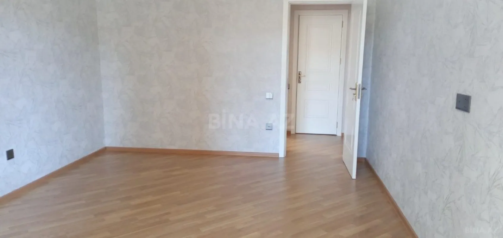 Satılır 3 otaqlı mənzil 140 m²