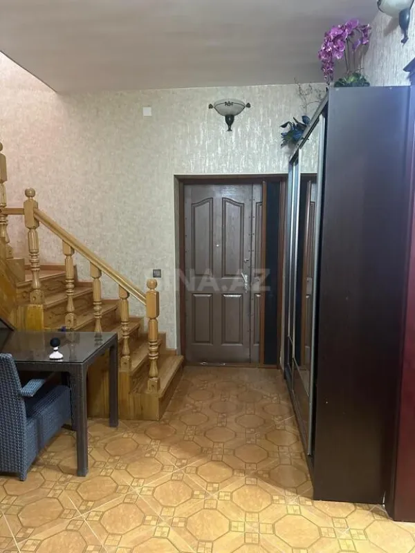Satılır 8 otaqlı həyət evi 400 m²