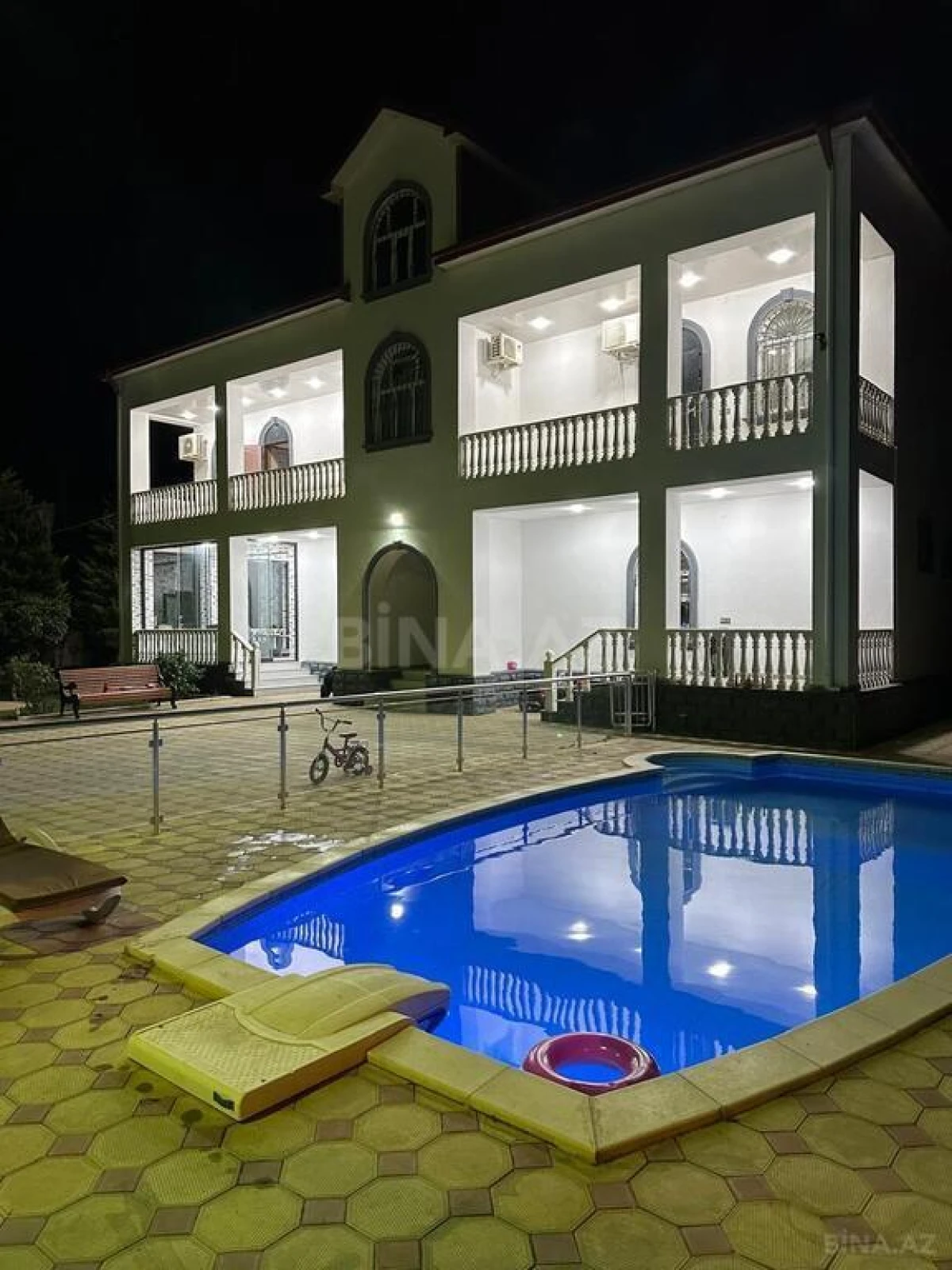 Satılır 8 otaqlı həyət evi 400 m²