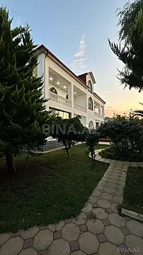 Satılır 8 otaqlı həyət evi 400 m²