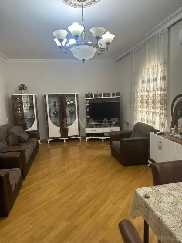 Satılır 8 otaqlı həyət evi 400 m²