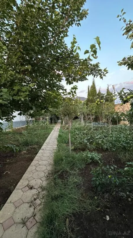 Satılır 8 otaqlı həyət evi 400 m²