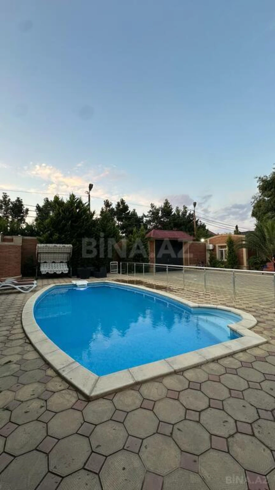 Satılır 8 otaqlı həyət evi 400 m²