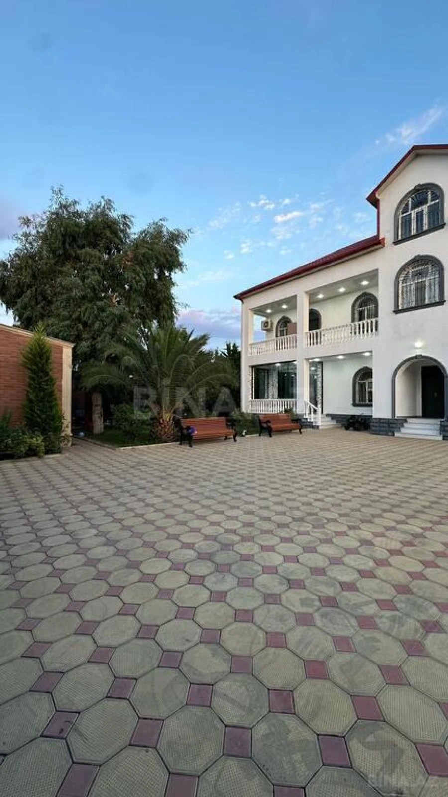 Satılır 8 otaqlı həyət evi 400 m²