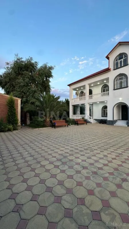 Satılır 8 otaqlı həyət evi 400 m²
