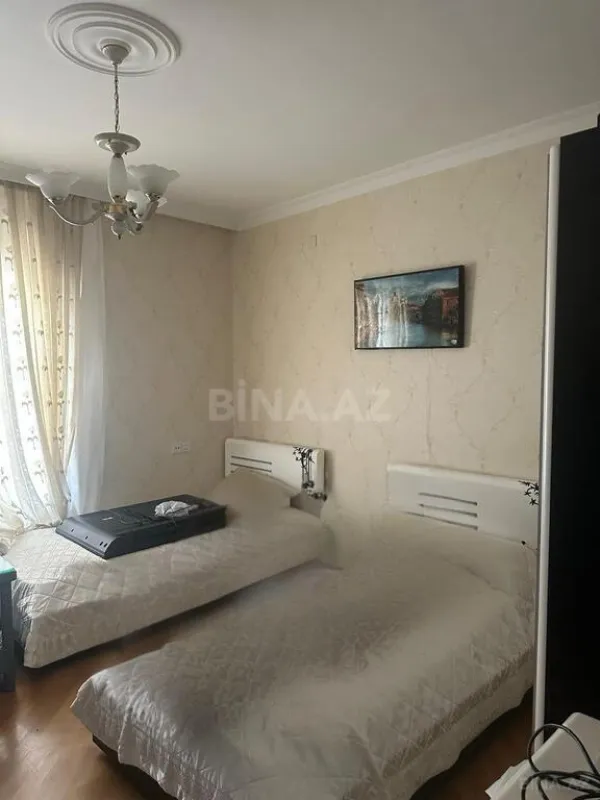 Satılır 8 otaqlı həyət evi 400 m²