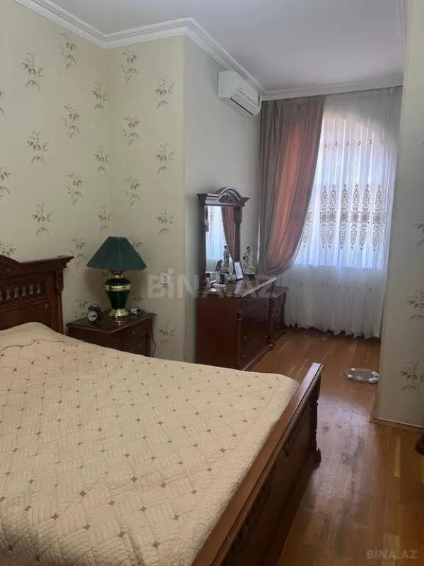 Satılır 8 otaqlı həyət evi 400 m²