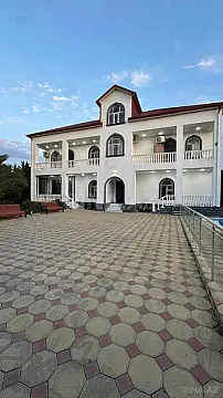 Satılır 8 otaqlı həyət evi 400 m²