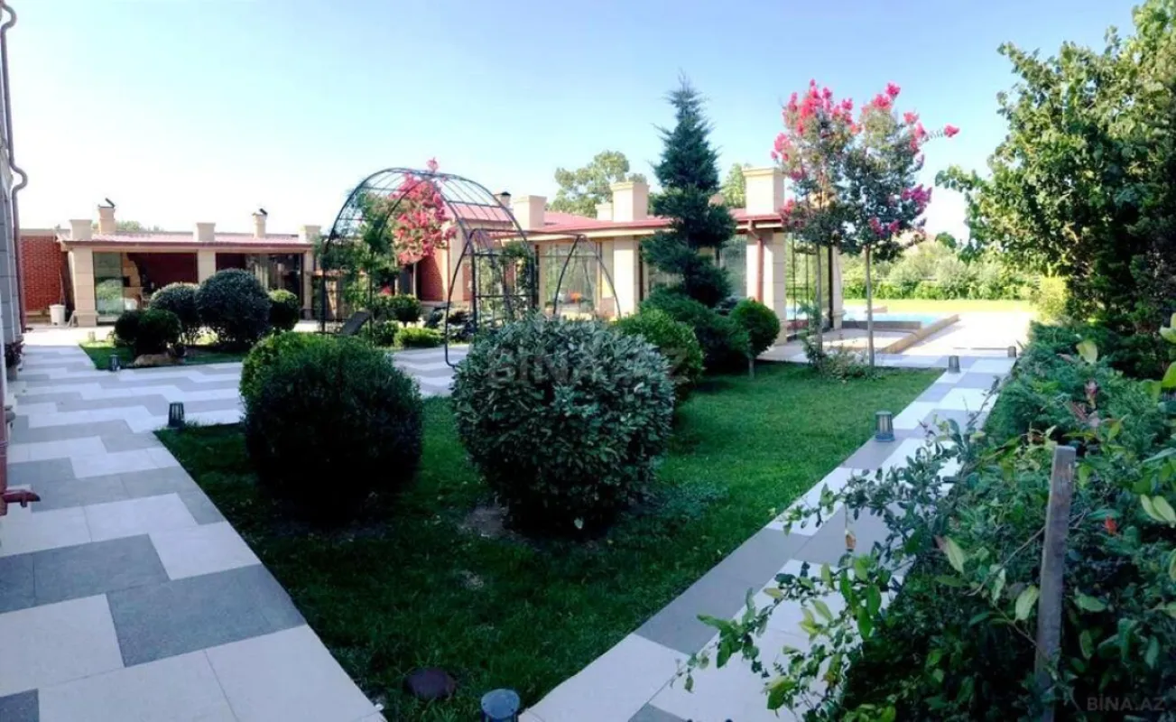 Satılır 5 otaqlı həyət evi 550 m²