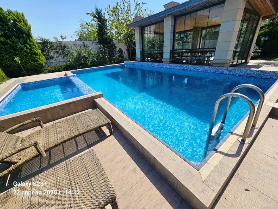 Satılır 5 otaqlı həyət evi 550 m²