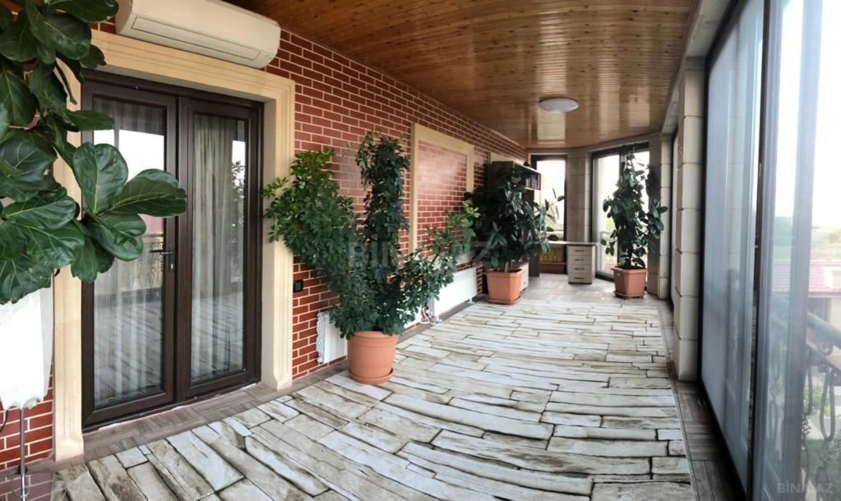 Satılır 5 otaqlı həyət evi 550 m²