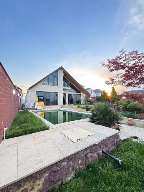 Satılır 5 otaqlı həyət evi 140 m²
