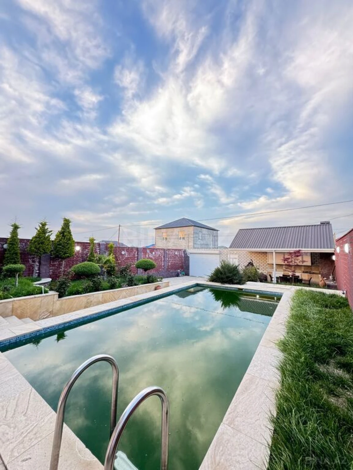 Satılır 5 otaqlı həyət evi 140 m²