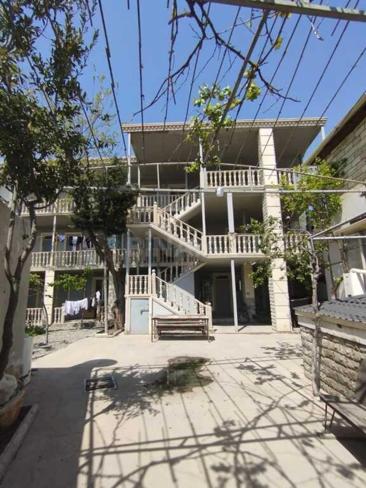 Satılır 16 otaqlı həyət evi 1000 m²