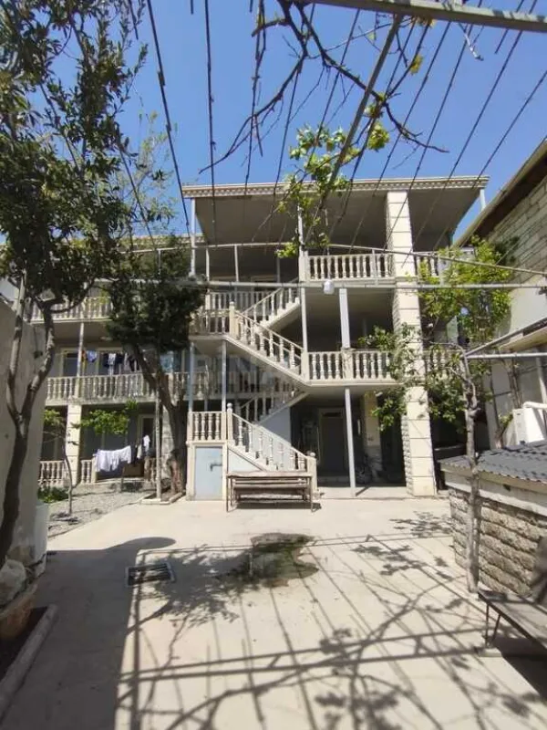 Satılır 16 otaqlı həyət evi 1000 m²