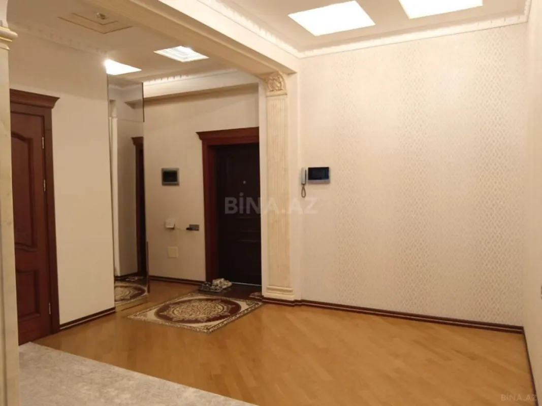 Satılır 3 otaqlı mənzil 137 m²