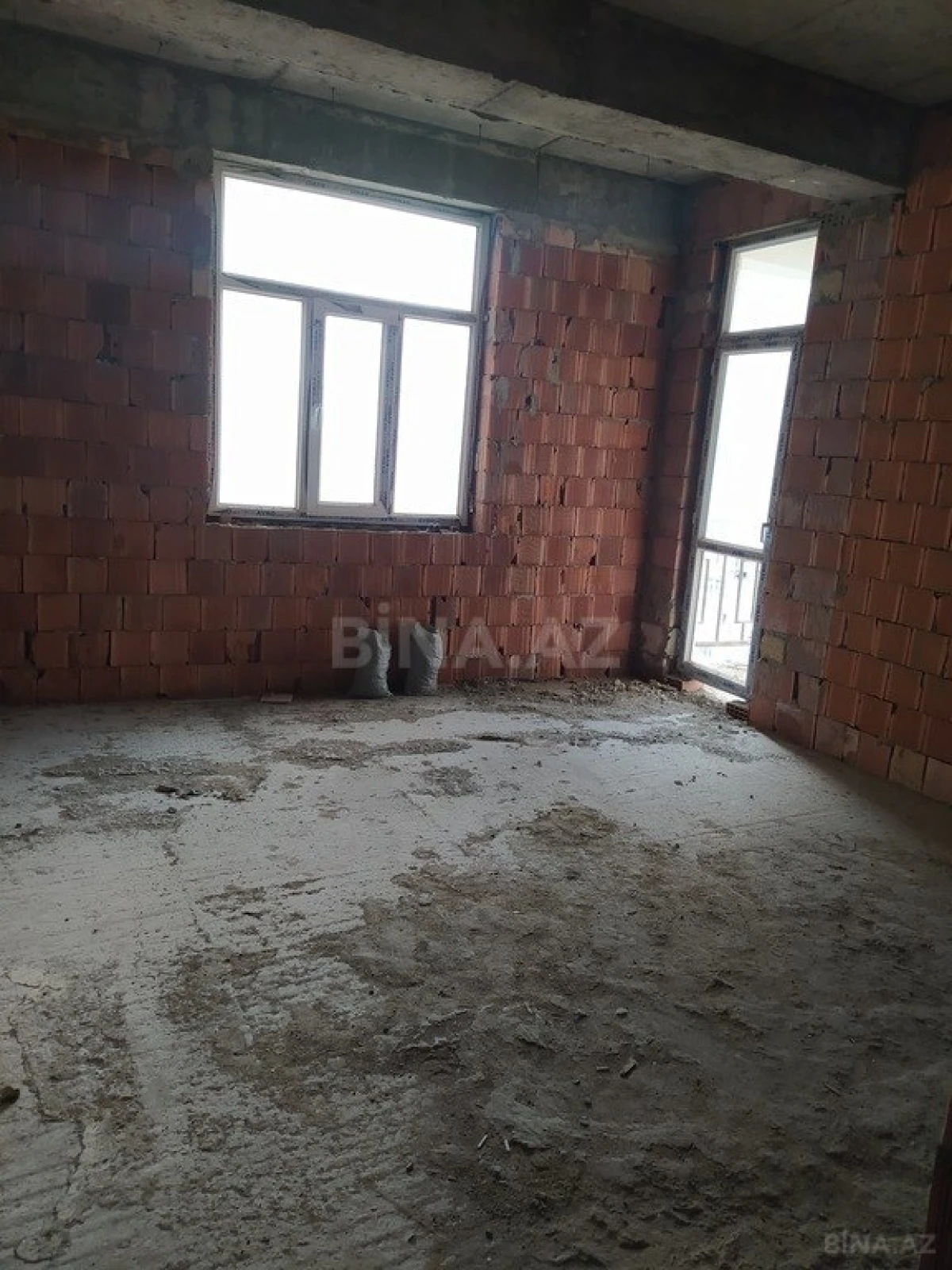 Satılır 4 otaqlı mənzil 144 m²
