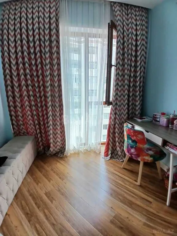 Satılır 3 otaqlı mənzil 143 m²