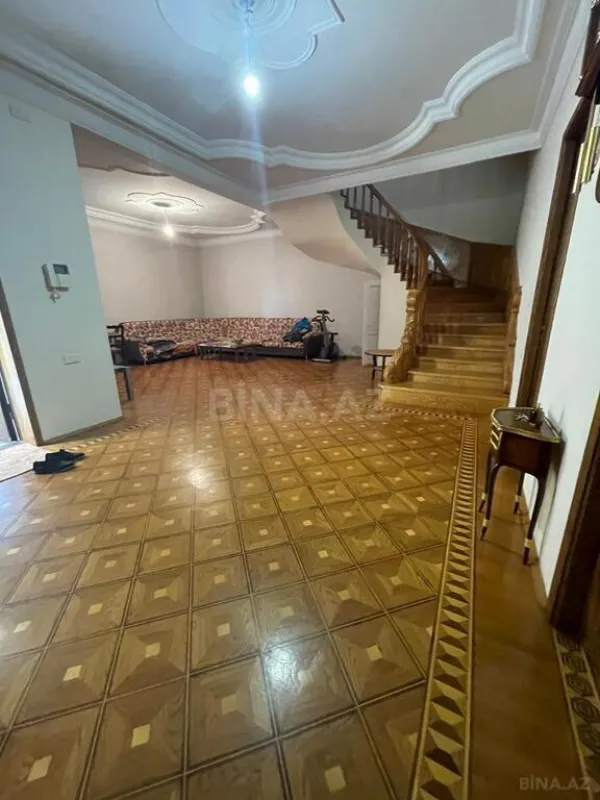 Satılır 7 otaqlı həyət evi 725 m²