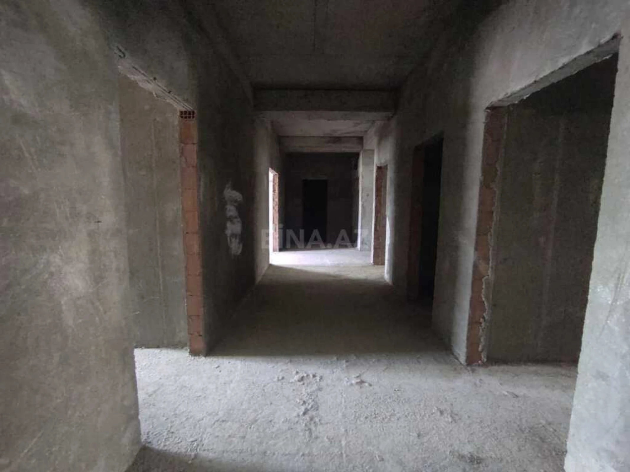 Satılır 4 otaqlı mənzil 181 m²